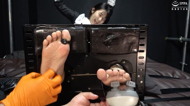 「足枷くすぐり+暗示で感度アップ! ブラシグローブで叫び倒すメイドもなかちゃん!」わかしラボ WAKA-067 千石もなか 4