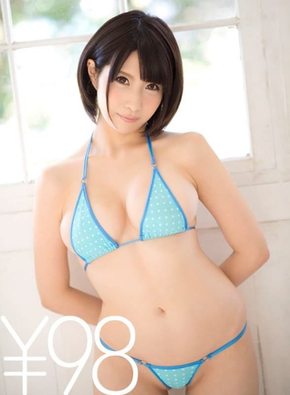 【特価】美巨乳関西娘鷹宮ゆいちゃんのデビュー初セックスがお手頃価格で登場。ゆいちゃん、挿入されると潤んだ瞳で見つめてきます。正常位で突かれると、気持ち良くてピクピク痙攣!バックで美尻を突かれイキまくる。最後は激ピス&激イキで人生初の顔射&お掃除フェラ。