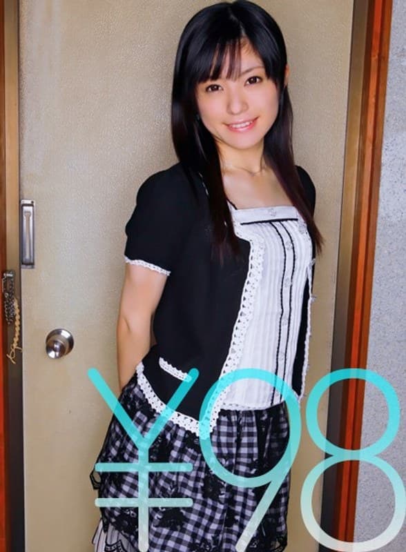 【お得】デリヘル呼んだらやっときたカワイイ子、美音ちゃん。敏感マ○コをチ○ポで責め、微乳を揉みまくる。彼女のハードな腰振り騎乗位から、バックで美尻を突きまくると「変になっちゃう」。「好きな所に出していいよ」と言う正常位で、顔全体に精子をぶっかけ 神河美音