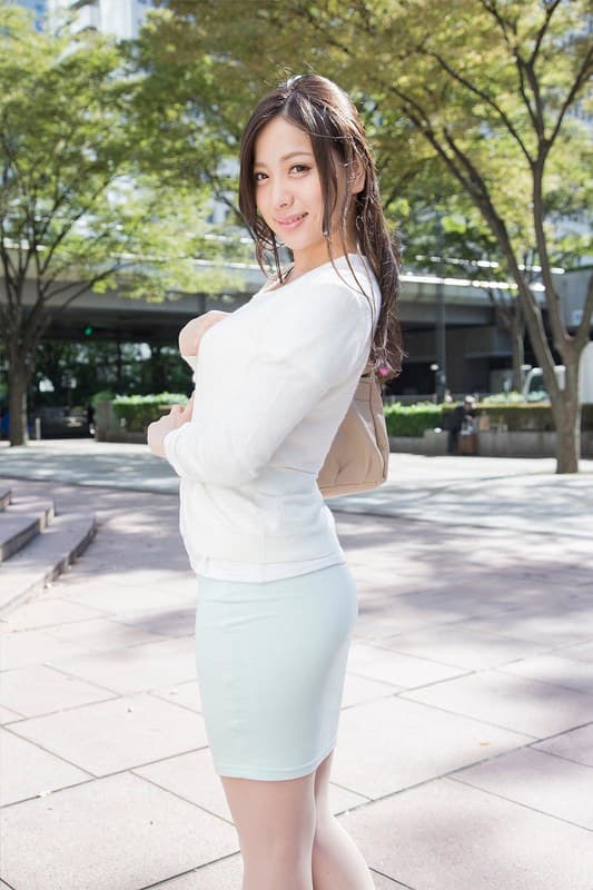 パン線!透けパン!街撮り即交渉!! 着衣デカ尻OLタイトスカートナンパ あゆみ
