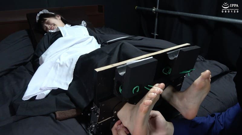 勤務 5 メイドさんの足を徹底くすぐり! 拘束されてくすぐられると気持ちよくなっちゃう!? 春日えな