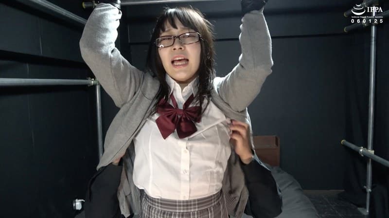 「ちっちゃ可愛い制服メガネの女の子をバンザイ拘束でくすぐりイジメ!」わかしラボ WAKA-059 桐谷すずね 2
