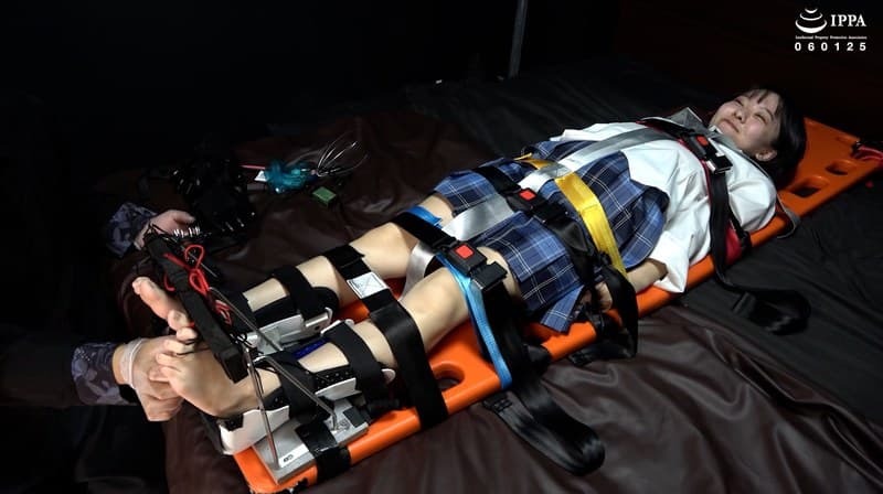 【足裏】「制服のまりちゃんに足枷拘束くすぐりで足裏開発!」WAKA-087加護まり 3