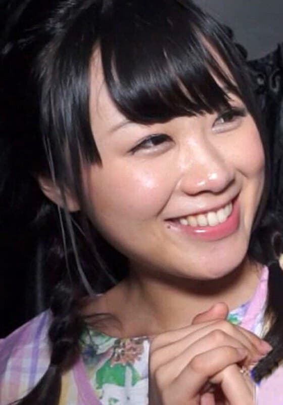 笑顔が素敵な新婚の保育士さん。ジーンズとエプロン姿で隠しているが、実は美尻とGカップ美巨乳の持ち主。その振る舞いから押しに弱いオンナがバレバレ!