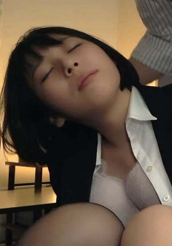 セクハラ老害ジジイの動画コレクション!かわいい系色白ショート社員を毒牙にかける!
