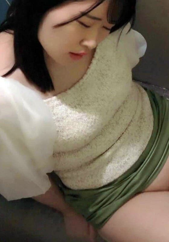女性トイレに突っ伏していた色白ギャル系女性に忍び寄る魔の手!隠し撮りされた行為!