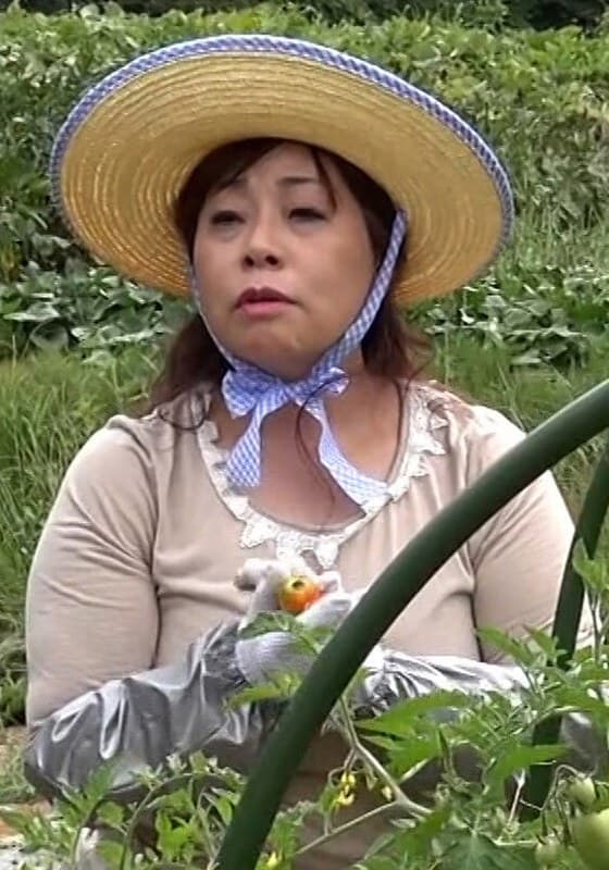 旦那さんとは15年以上のセックスレスと言う畑仕事が似合う田園スマイル熟女をそのままラブホに誘い3P中出しSEX!