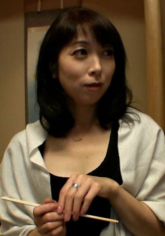10年以上セックスレスの品の良い奥様、エッチを求められない自分にさよならする為AVデビュー!?自分の息子くらいのAV男優のカチコチチ○ポに壊れて行く六十路奥様