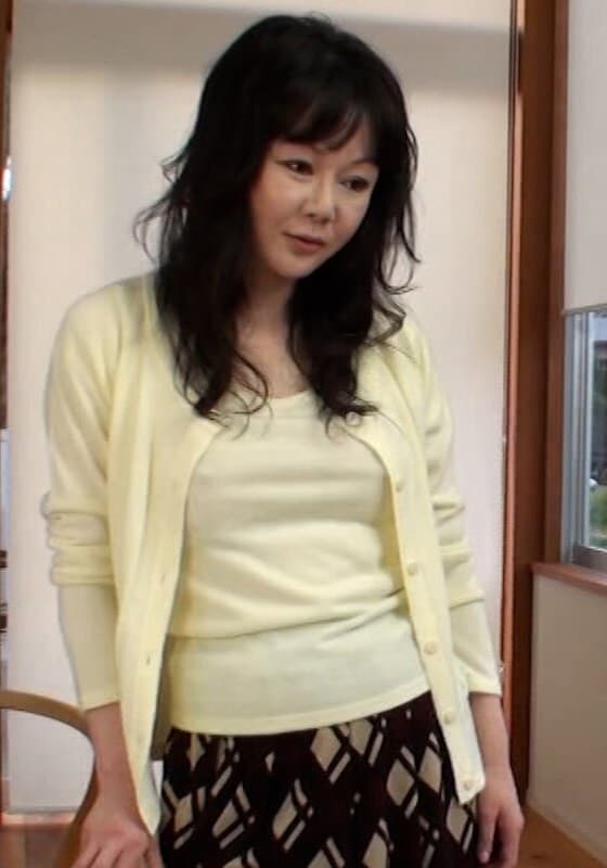 息子の股間が気になるお母さん、寝ている息子のベットに潜り込んでキスをしたりチ○ポをまさぐったり好き放題!!我慢の限界の二人は激しく求めあい「お母さんをめちゃくちゃにして~」と息子に欲情する性獣五十路お母さん!!