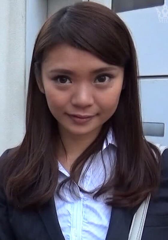 新社会人の意識調査でインタビューを受ける女上司と新入社員。エロい質問に及ぶとまさかの童貞!!謝礼の為!?後輩の為!?一肌もパンティも脱ぎましょう!!