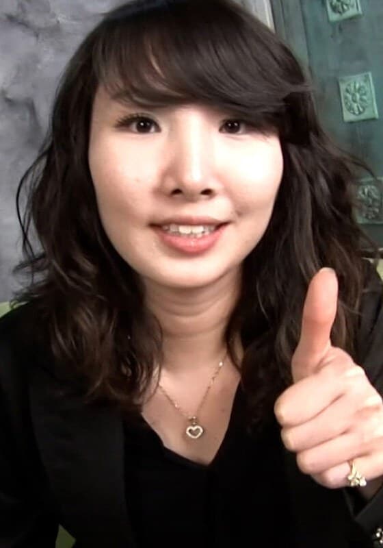 韓国街角ナンパ!アンケートに協力してくれたお礼に日本式マッサージをプレゼント!乳首マッサージに爆笑しつつも感じはじめ…