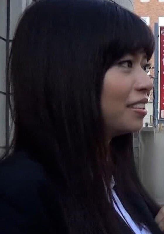 真面目そうな奥さんもみんなやる事やってスケベなんです。ほんとは大好きなチ○ポ2本をパクリとしちゃうドスケベオンナ!