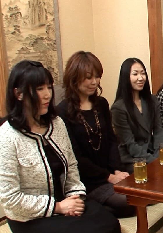 AVメーカー主催のお見合いパーティー!カップルになったらそのままAV出演!イマドキの中高年は欲求不満ですぐ股を広げる!?