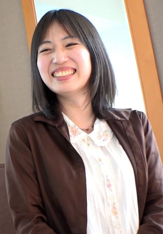 不倫についてのアンケートに協力してくれた若妻さんは結婚1年目なのにちょっと欲求不満!男の強引な愛撫に拒否しながらも笑いながら喘ぎをもらして受け入れてしまう!?