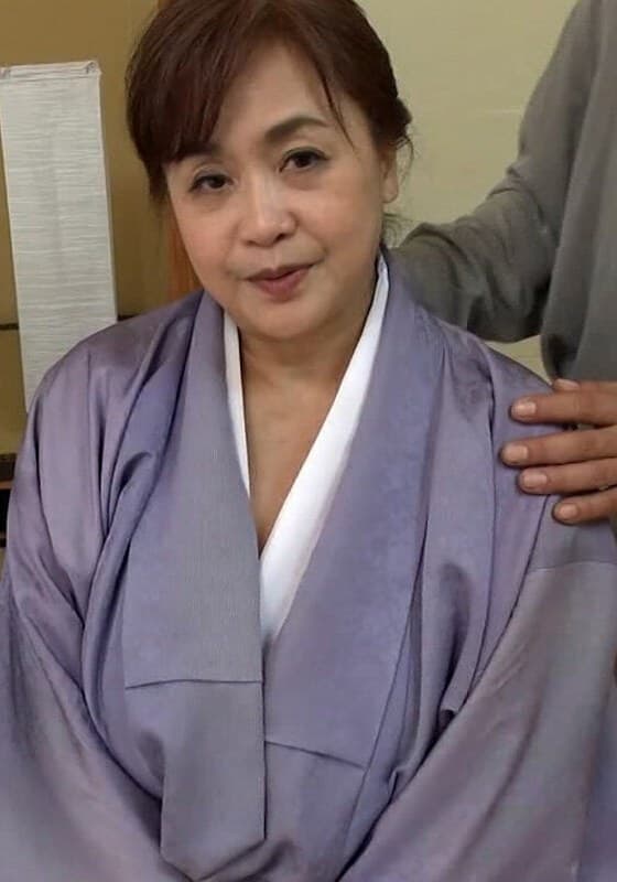 和服の似合うメガトン級爆乳熟女が初のAV出演!3Pで両方の乳首を舐められ感じたマ○コは大洪水!快感に溺れた変態淫乱熟女絶頂交尾!