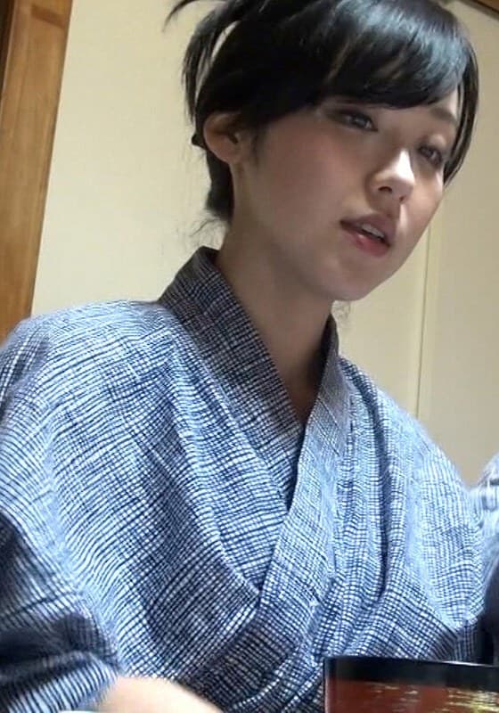 奥さん読モの温泉撮影旅行の夕食で酒を呑ませて男優と二人きり…黒髪清楚系奥様も酔いと温泉旅館の非日常感に性欲が爆発!