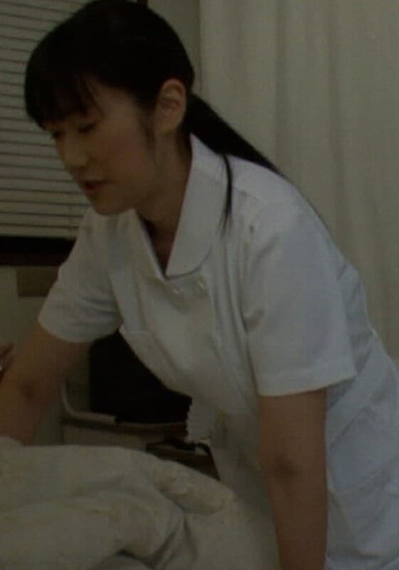 入院中、看護師に眠れないから少し話相手になってくれと…!夜勤の看護師さんは欲求不満で性欲を持て余している