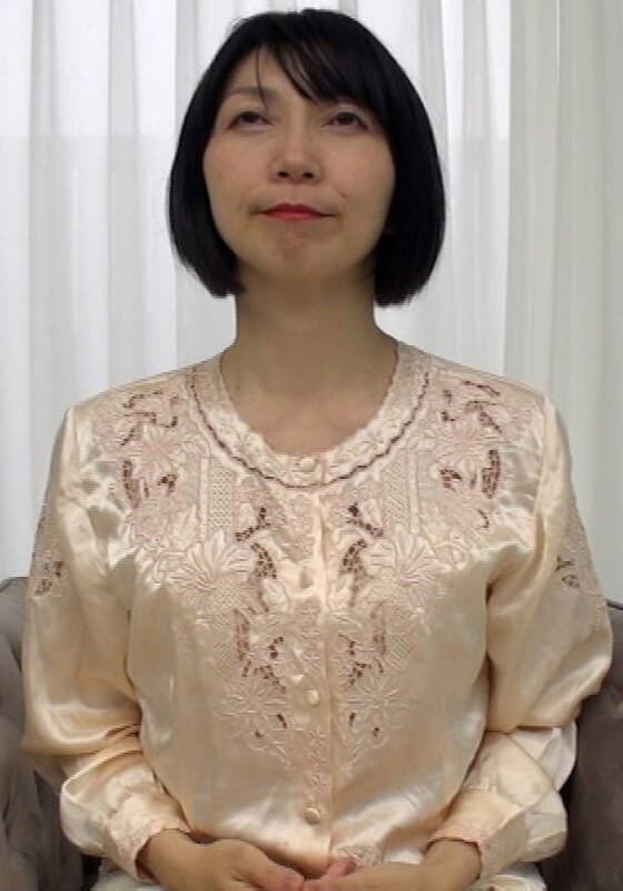 AVの撮影に膣奥を貫かれ涙を流してヨガリ乱れるシートヘアー六十路熟女の性欲旺盛セックス!