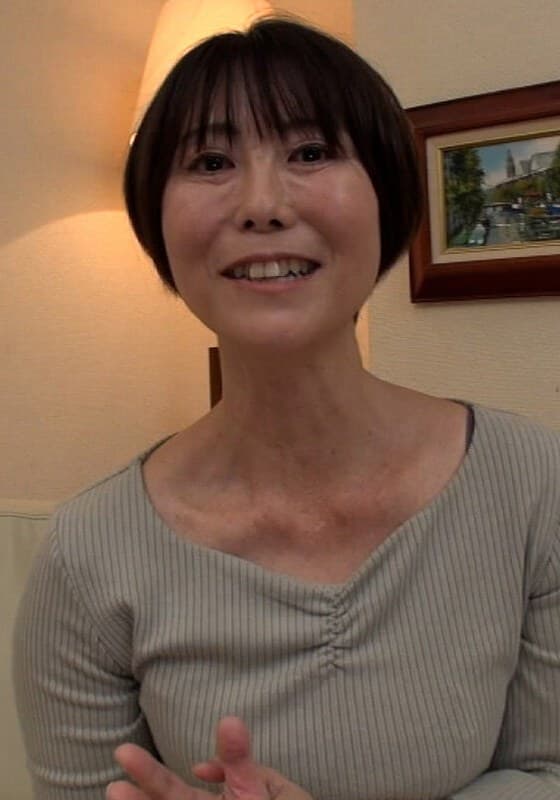 経理事務をしているショートヘアーが清楚な雰囲気の熟女がAV男優とSEXがしたくてAVデビュー!?