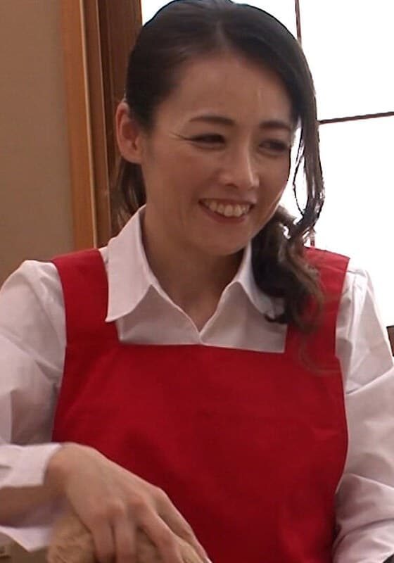 怪我の介護で自宅に来たのは美人熟女ヘルパーさん!勃起チ〇ポを見せて抜いて欲しいと懇願!なし崩し的に濃厚SEX!