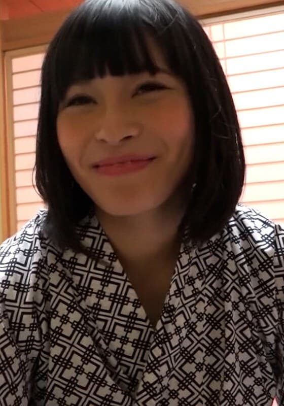 温泉モデルの撮影ロケに参加した清楚系、黒髪美人奥様!ロケ先の旅館でお疲れ様宴会で盛り上がりそのままSEX!