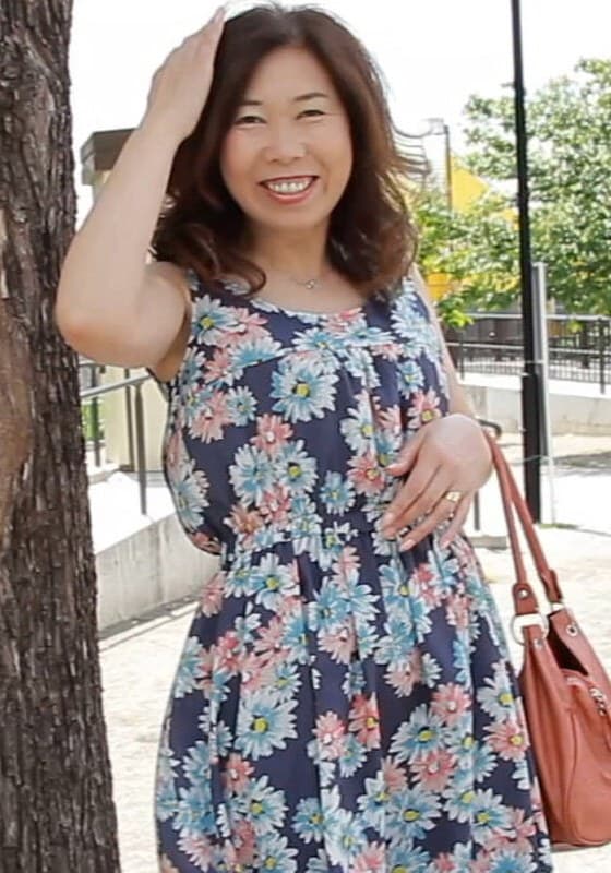 どこにでもいる普通の奥さんも実は隠れビッチ!経験人数は30人以上!?の素人熟女がAV出演で孕ませ覚悟の中出しSEX!