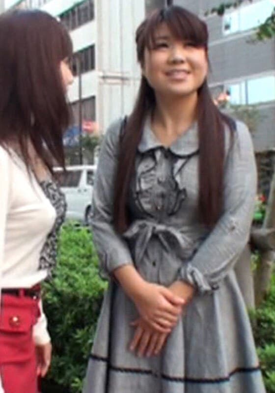 女同士なら安心!?レディコミの取材と称して個室に誘っておマ〇コを見せて触らせると…!