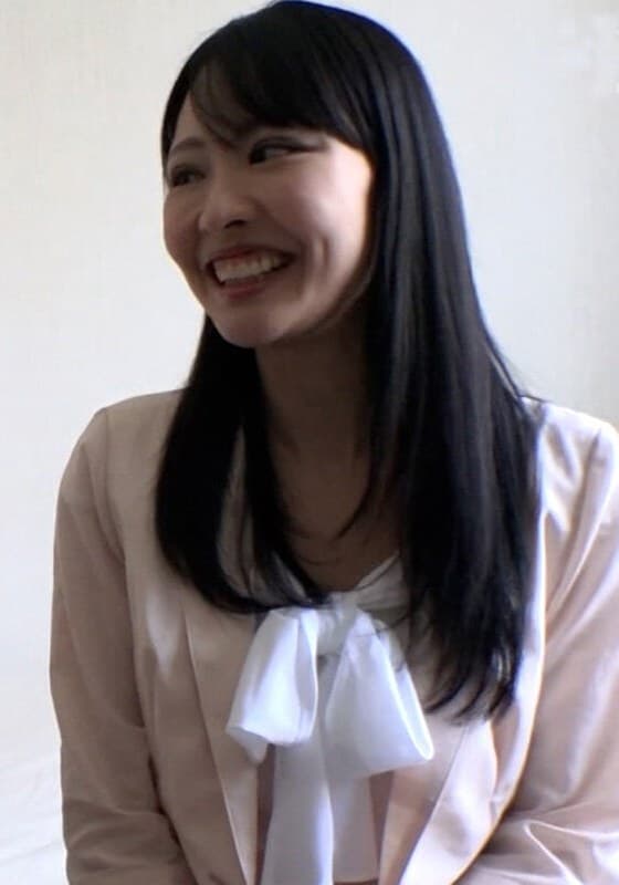 清楚系黒髪の結婚2年の若奥様をホテルに誘い不倫や夫婦生活についてアンケート調査!旦那への罪悪感を軽減する不倫ごっこ遊びで押し倒しそのまま中出しSEX!