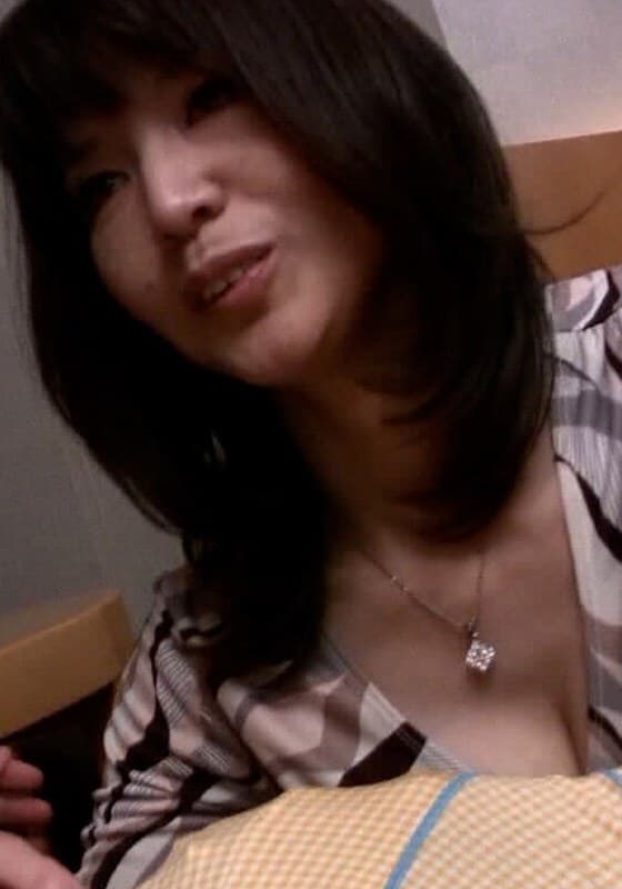 美魔女アンケートについてきたセレブ熟女が年下男性にうっかりその気になってハメ撮りSEX!