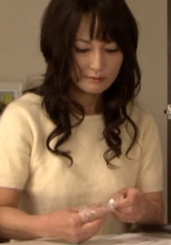 騙され媚○を○んでしまった奥様は我慢できず義理の息子と快楽絶頂SEX!