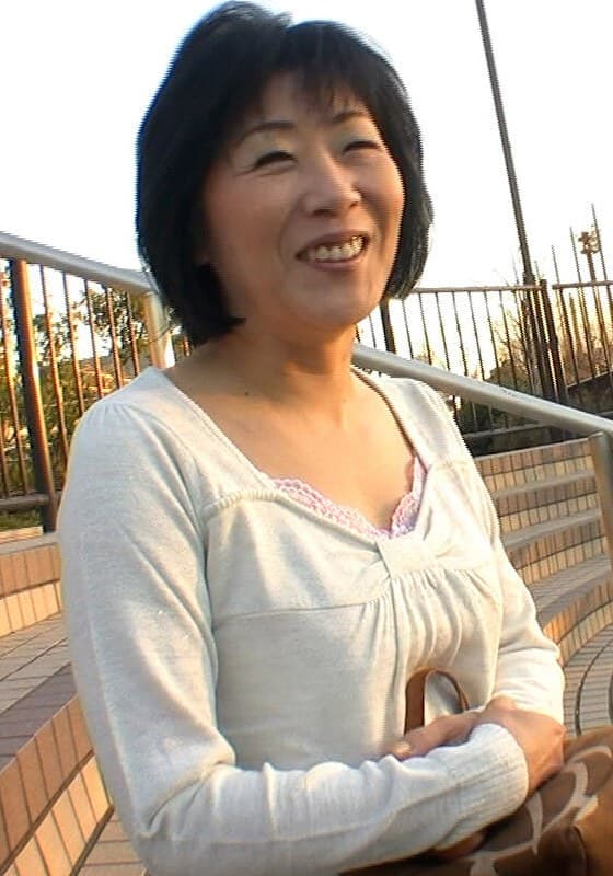 ひとりエッチが好きなどこにでもいそうな平凡な熟女が快楽を求めてAV出演!若い男根にしゃぶりつく濃厚中出し交尾!