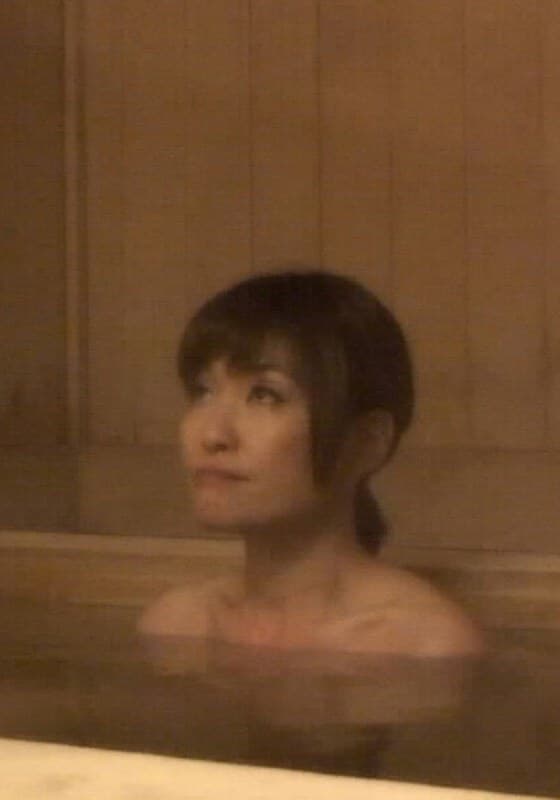 温泉街で出会った警戒心ゼロの熟女を露天風呂付の宿に誘って混浴SEX!性欲も出会いも一期一会!