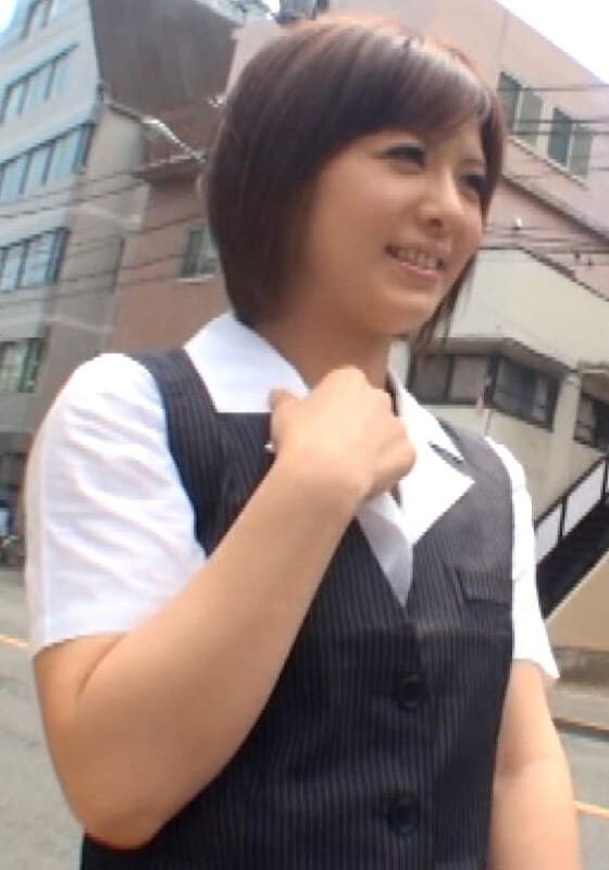 街行くOLさんを取材と称して事務所に○れ込みなし崩し的にハメ撮りSEX!イケてるOLさんをセクハラインタビューでナマ中出し!