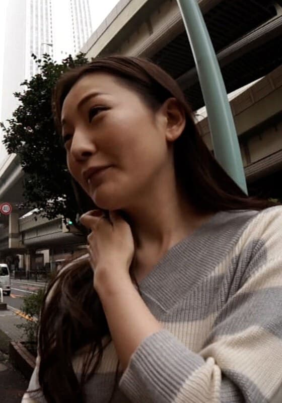 スーパーの買い物帰りの奥様にローカル番組のアンケートとロケ車に誘い下着見せてからのボディタッチに感じた奥様はホテルに移動して本格的に快楽SEX!