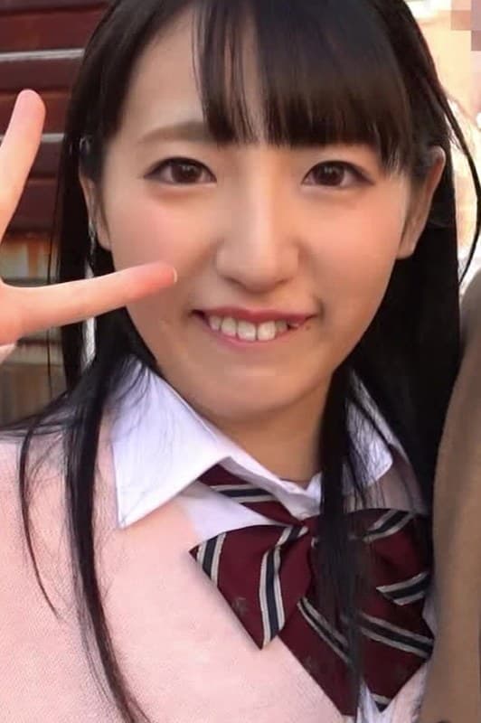 あどけない笑顔の幼い制服女子の淫乱な姿!