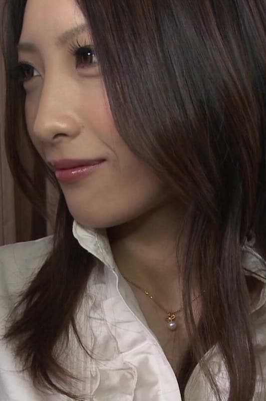 美形奥さんがアナルをいじられ悶絶!!