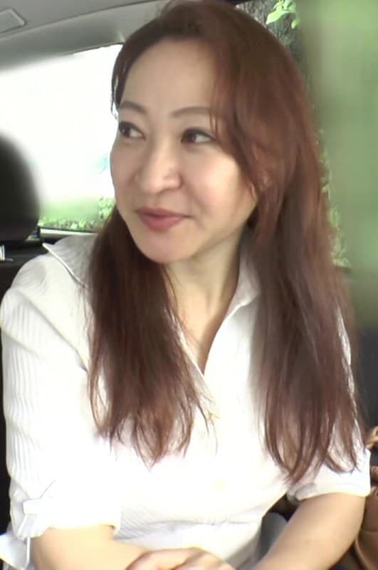 人妻の剛毛マ〇コに激しくピストン!