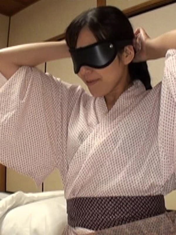 【特価】美熟女「葵紫穂」さんと露天風呂でしっぽりハメ撮り。乳首を責められると「乳首弱いんですけど」と。フェラもねっとり吸い付くようなテクを披露。バックからクンニされて悶える姿が色っぽい。…