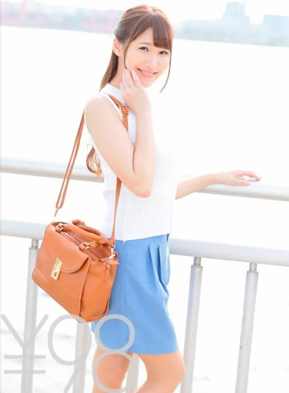 【特価】Gカップ巨乳人妻ほのかちゃんとの不倫中出しセックス。男のいいなりの彼女の手を拘束してバックで動かしご奉仕させる。男から突かれイッた彼女に言葉責め。拘束解かれ爆乳揺れる騎乗位では彼女がひたすら動き男の指示でイク。精子欲しいというのでそのまま中出し!