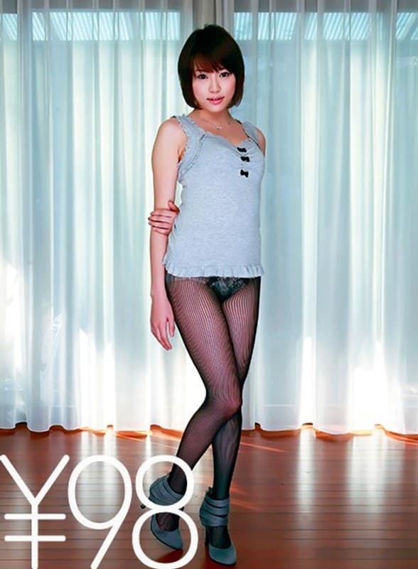 あづみちゃんの作品をお手頃価格で!破れる極薄ゴムの餌食に。いつものように挿入前にゴムを破いて合体。チ○ポが温かいという彼女、だって生ですから。そのまま正常位で突きまくる。バックでもバレずに生で奥まで突いて、最後の正常位ではゴム取ったふりして顔射 あづみ