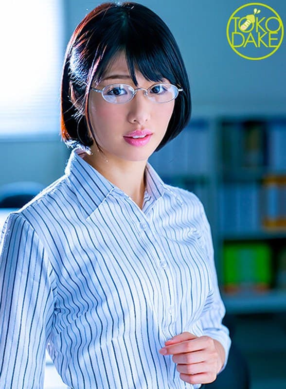 地味な事務員が残業中に上司に襲われる!上司がバックから突っ込んで、ピストンしながらずっと乳首を弄りまくる。正常位でもピストン&乳首弄り。舐めて指でつまんで転がして。指マンでイカセてから再びチ○ポぶち込んで、最後に大量精子を体にぶっかける! 川上奈々美