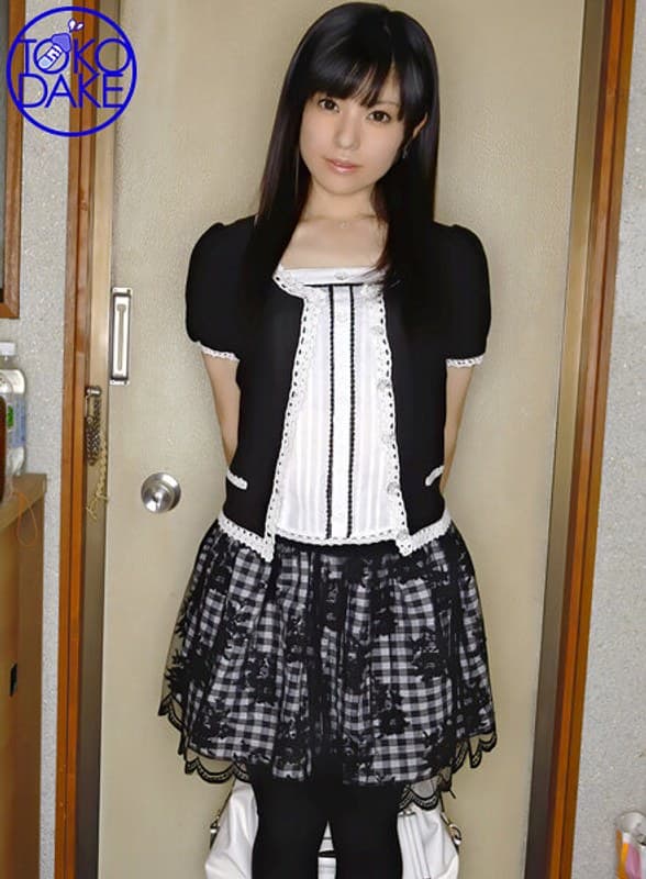 カワイイ貧乳デリヘル嬢とキッチンでセックス!激しいのが好きな彼女をバックから激ピス。抜いたチ○ポをイラマチオ。立ちバックで声が大きいと言われた彼女が必死に声を押し殺す姿がカワイイ。再びチ○ポをフェラさせ、指マン潮吹き。正常位からの大量顔射! 神河美音